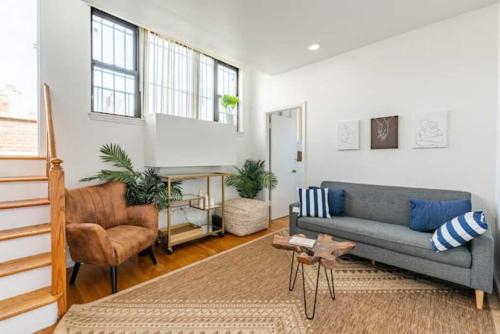 sala de estar con sofá y silla en Beautiful 1BR apartment in Hells Kitchen, en Nueva York