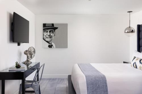 Ένα ή περισσότερα κρεβάτια σε δωμάτιο στο The Palm Springs Hotel