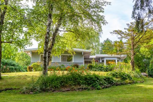 a house with a garden in front of it at Nature Oasis Bar Room in Dundas