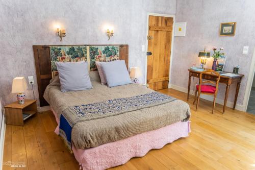 Ένα ή περισσότερα κρεβάτια σε δωμάτιο στο Chateau de Cadars
