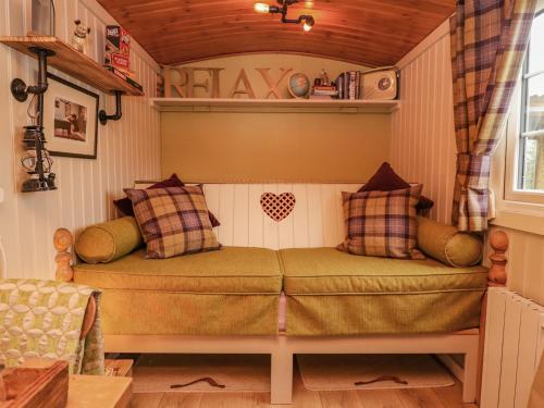 een kleine kamer met een bed in een tiny house bij Bracken Hut at Copy House Hideaway in Barnoldswick