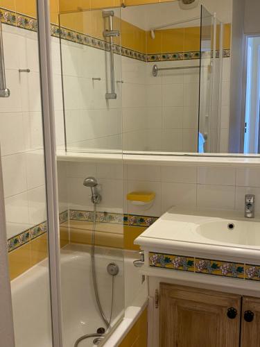 Kúpeľňa v ubytovaní Appartement vue Mer Les Restanques du golfe de Saint Tropez