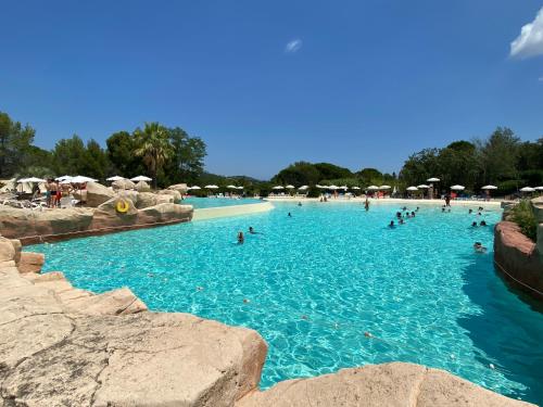 - un groupe de personnes dans une piscine d'un parc aquatique dans l'établissement Appartement vue Mer Les Restanques du golfe de Saint Tropez, à Grimaud