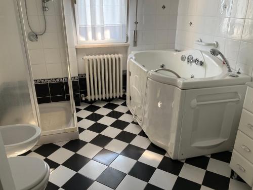 Ванная комната в Tuscany Hills Penthouse