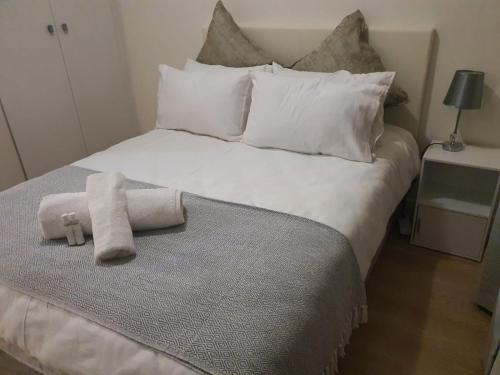 Gulta vai gultas numurā naktsmītnē Stunning, Modern 1 bedroom Apartment Sandton