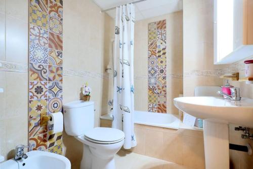 コルドバにあるSlow Home San Fernandoのバスルーム(トイレ、洗面台、バスタブ付)