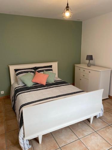 Un pat sau paturi într-o cameră la Maison calme et confortable