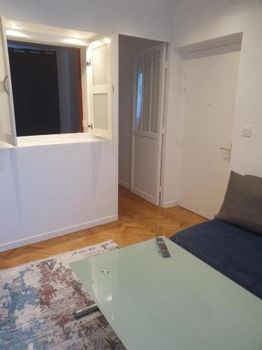 un salon avec un canapé et une table dans l'établissement Appartement moderne proche de CDG & Parc d'Expo,stade de France, à Aulnay-sous-Bois