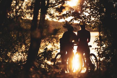 two people are riding bikes in the sunset at Studio Apartment zur alten Post, 48qm Individualapartment mit Blick über Zittaus Altstadt, Ferienwohnung im Altstadtkern umrandet vom Zittauer Gebirge in Zittau