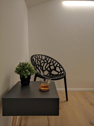 a black chair sitting on top of a black table at La Promessa in Santa Maria Nuova