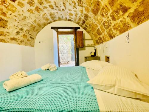 Una cama o camas en una habitación de Vecchia Casa kamara