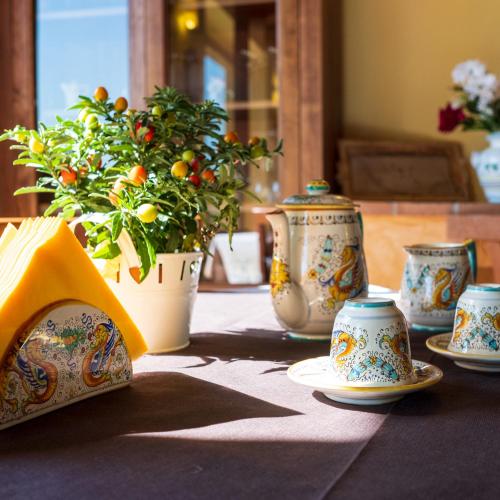a table with vases and potted plants on it at Agriturismo Casal Cerqueto in Canalicchio