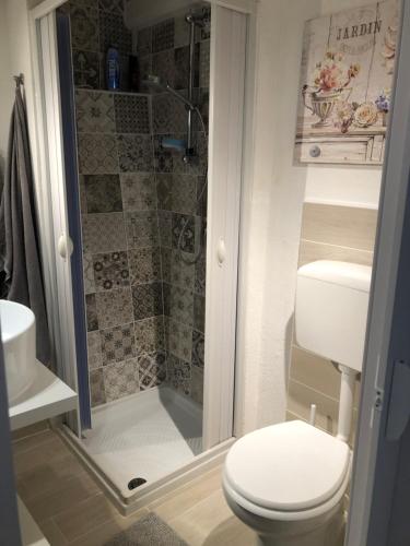 a bathroom with a toilet and a shower at Il Dammuso dei Sogni in Modica