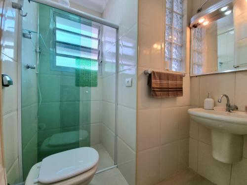 Un baño de Apartamento moderno e aconchegante. Pé na areia!!!