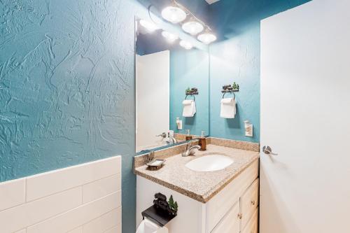 uma casa de banho com um lavatório e um espelho em Media Luna Cabin em Lake Arrowhead