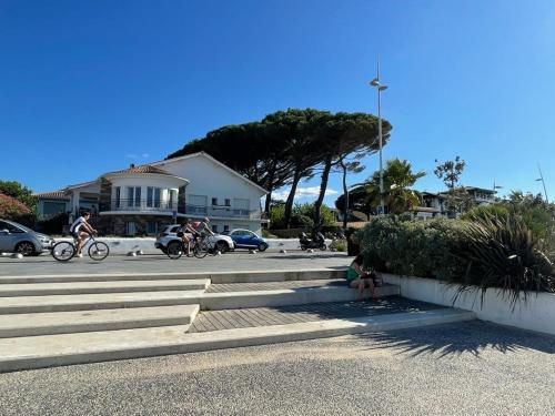 un grupo de personas sentadas en las escaleras en una calle en Habitaciónes Privadas en Hendaye "Daniela", à 5 minutes de la gare d'Hendaye et Euskotren, Wi-Fi en Hendaya