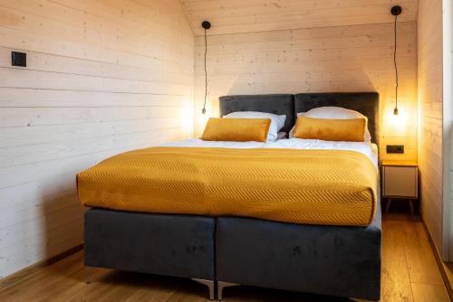 Un dormitorio con una cama grande con dos almohadas. en Nowa Stodoła, en Władysławowo