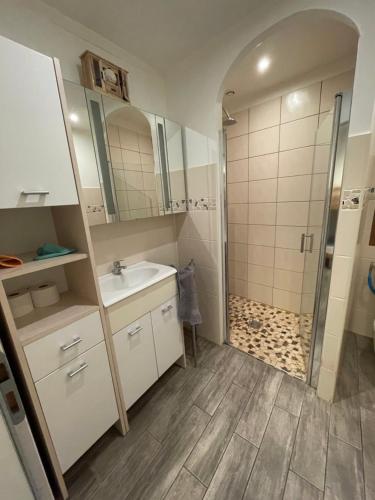 une salle de bain avec douche et lavabo dans l'établissement Le studio, à Montclar