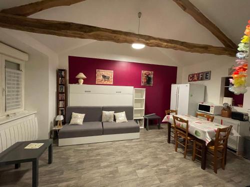 un salon avec un canapé et une table dans l'établissement Le studio, à Montclar
