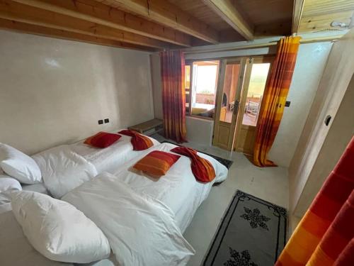 Un ou plusieurs lits dans un hébergement de l'établissement Dar Nouha : un appartement sur l'océan