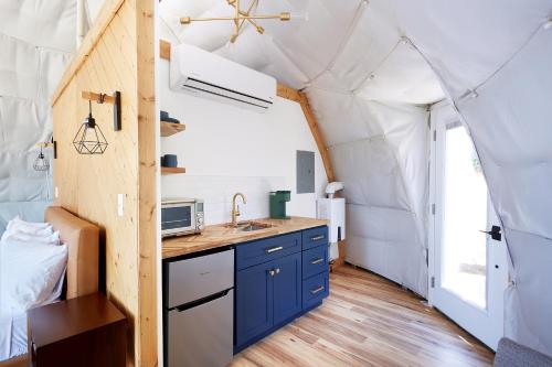 Dapur atau dapur kecil di The Glamping Collective