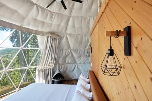 Katil atau katil-katil dalam bilik di The Glamping Collective