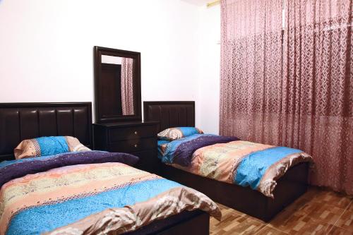 Un pat sau paturi într-o cameră la Al Dyafah Hotel Apartments