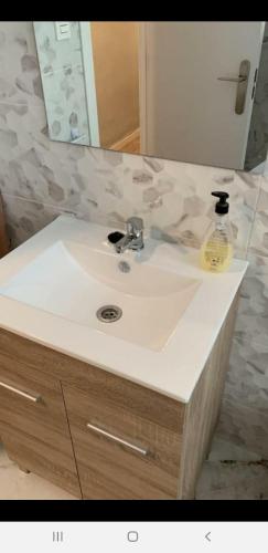 a white bathroom sink with a mirror on a counter at Tenerias 2 in Castellón de la Plana