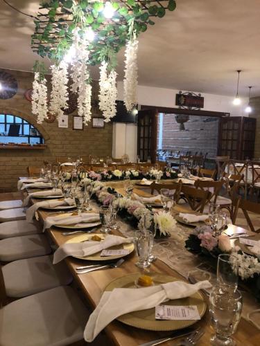 une grande table avec des assiettes et des serviettes dans l'établissement Hotel Calle Principal, à Sáchica