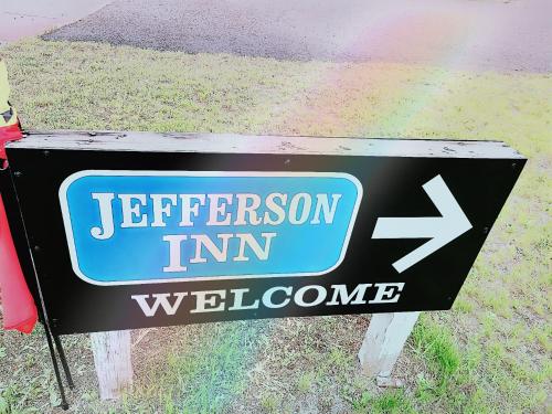 Sijil, anugerah, tanda atau dokumen lain yang dipamerkan di Jefferson Inn