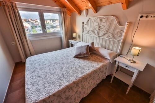 Ein Bett oder Betten in einem Zimmer der Unterkunft Apartamentos Arnela
