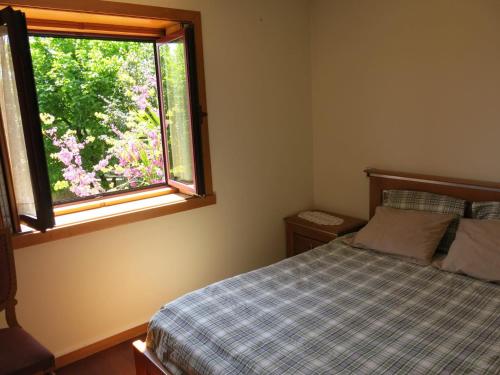 Postel nebo postele na pokoji v ubytování Impeccable 2-Bed House in Prozelo