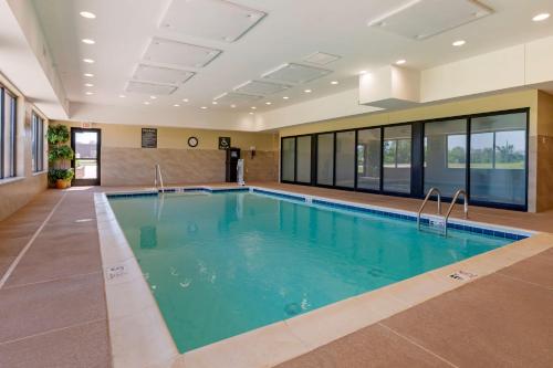Kolam renang di atau dekat dengan Best Western Plus Centralia Hotel & Suites