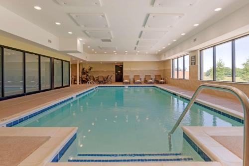 Best Western Plus Centralia Hotel & Suites في Centralia: مسبح في غرفة الفندق مع غرفة كبيرة
