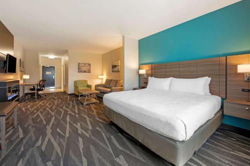 Postel nebo postele na pokoji v ubytování Best Western Plus Centralia Hotel & Suites