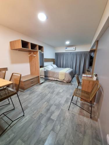 une chambre d'hôtel avec un lit, une table et des chaises dans l'établissement M&M San Telmo II, à Buenos Aires
