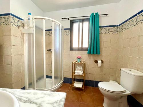 Ένα μπάνιο στο Apartamentos Axarquia , Frigiliana, terraza privada con vistas a la montaña rio y al mar
