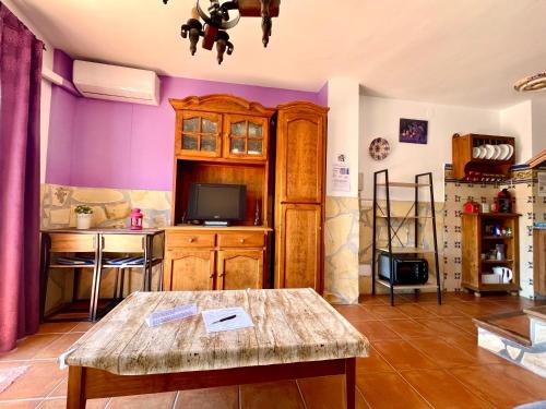 Μια τηλεόραση ή/και κέντρο ψυχαγωγίας στο Apartamentos Axarquia , Frigiliana, terraza privada con vistas a la montaña rio y al mar
