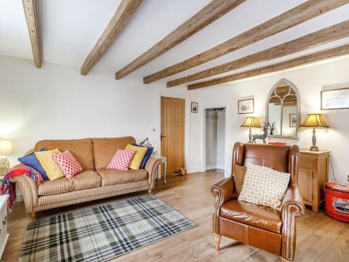 ein Wohnzimmer mit 2 Sofas und 2 Stühlen in der Unterkunft Magnolia Cottage in Barton