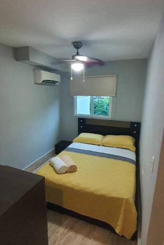 1 dormitorio con 1 cama y ventilador de techo en R.1109 Estudio ejecutivo., en Panamá