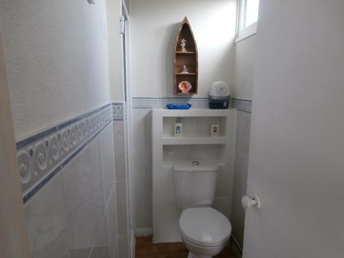 a small bathroom with a toilet and a shower at Beautiful 2-Bed Chalet in Mablethorpe in Mablethorpe