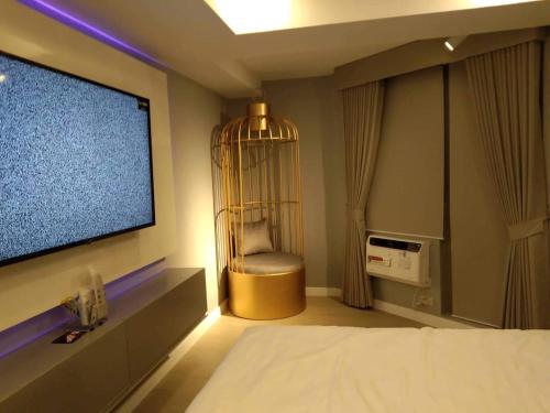 Ένα ή περισσότερα κρεβάτια σε δωμάτιο στο Elegant Studio with videoke at Azure North Pampanga
