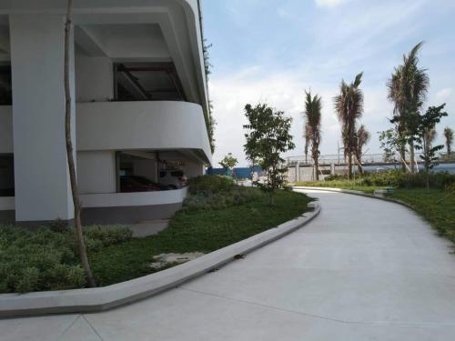 Κήπος έξω από το Elegant Studio with videoke at Azure North Pampanga