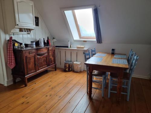 eine Küche mit Holztisch und Holzboden in der Unterkunft Bed & Breakfast De Koegang in Zuidermeer