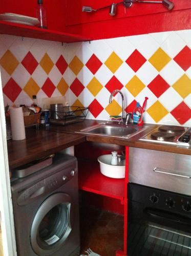 une cuisine avec un évier et une machine à laver dans l'établissement LES PETITS STUDIOS/MEZZANINE du PANIER, à Marseille