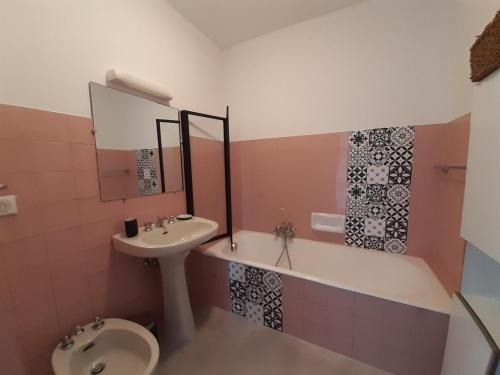 une salle de bain avec un lavabo et des toilettes dans l'établissement Le République, à Cannes