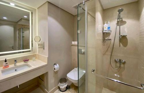 La salle de bains est pourvue d'une douche, de toilettes et d'un lavabo. dans l'établissement Mangroovy El Gouna Full SEA View 1 BR, El Gouna, à Hurghada