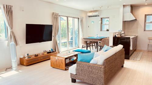 a living room with a couch and a tv at Blue Ocean in Inbu