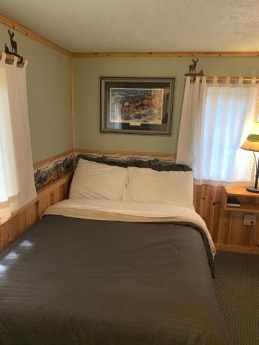 Postel nebo postele na pokoji v ubytování Glacier Haven Inn