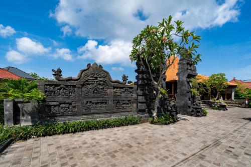 a stone fence in front of a building at Bale Gede Lembongan in Nusa Lembongan